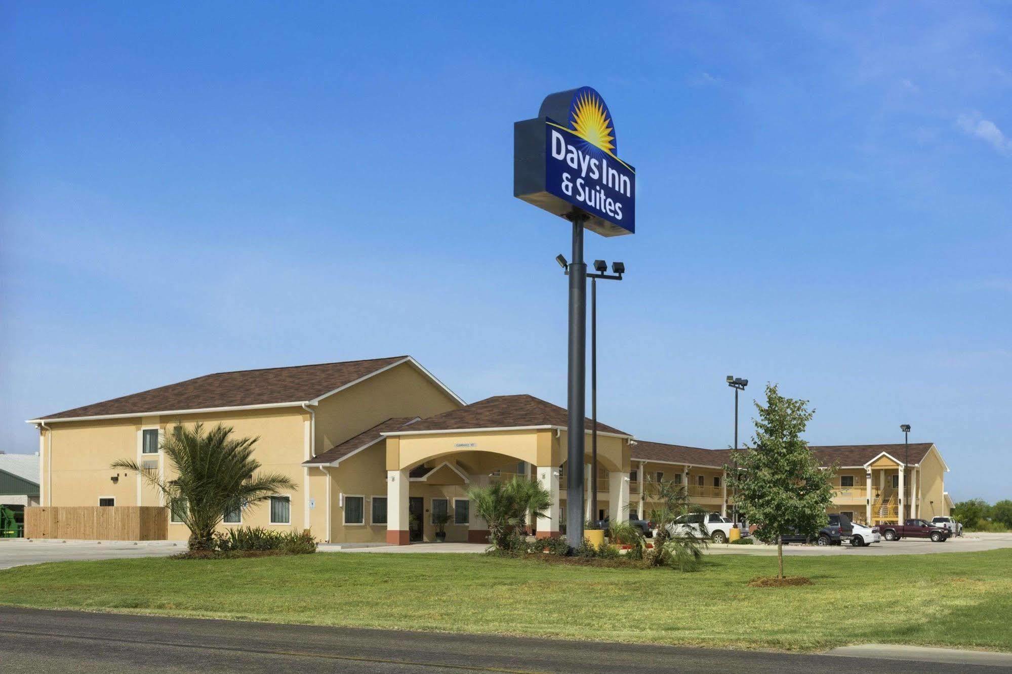 Days Inn Pearsall Exterior photo