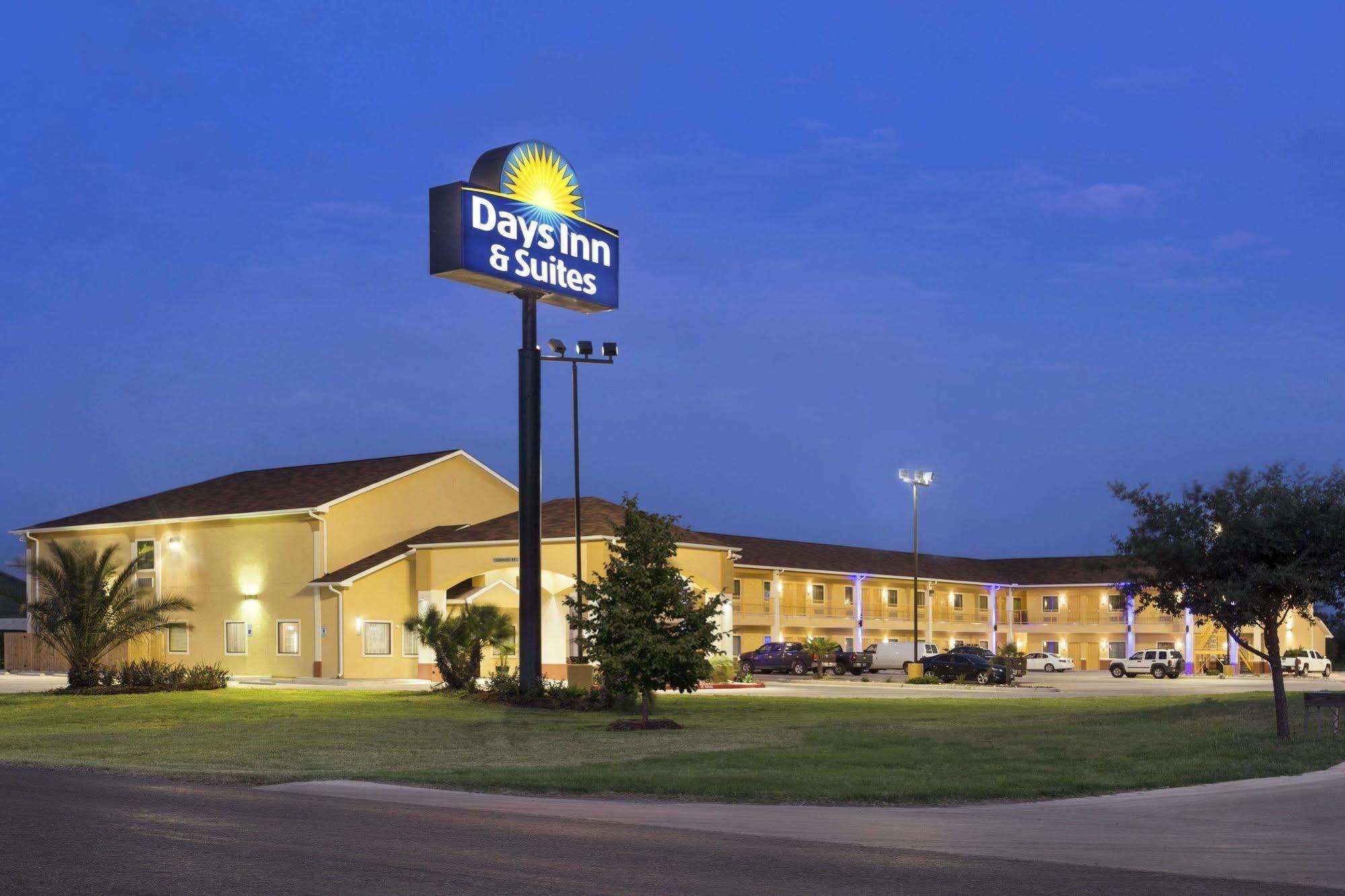 Days Inn Pearsall Exterior photo